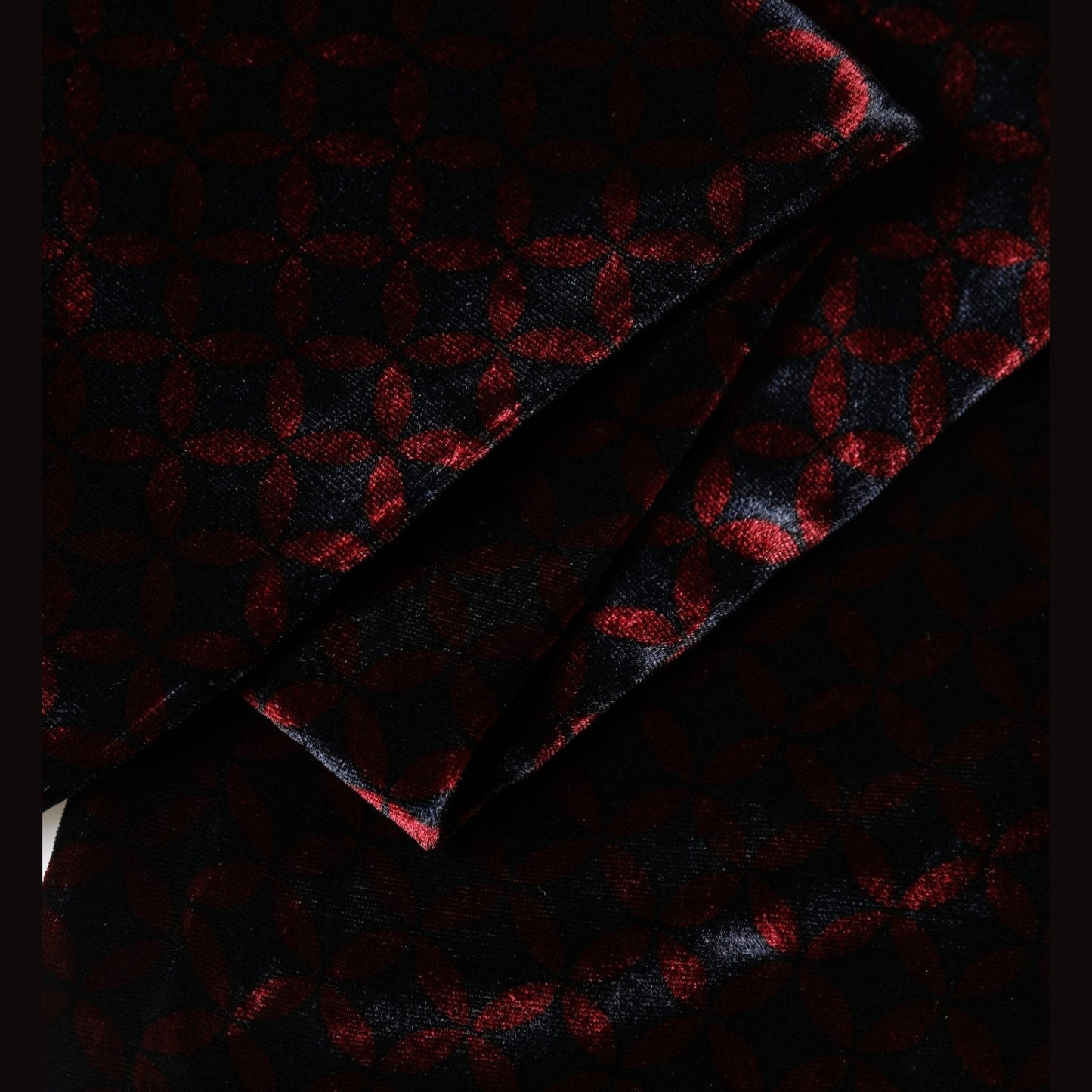 Dolce & Gabbana Black Red Rayon Geometric Pattern Fringe 140cm X 16cm Scarf