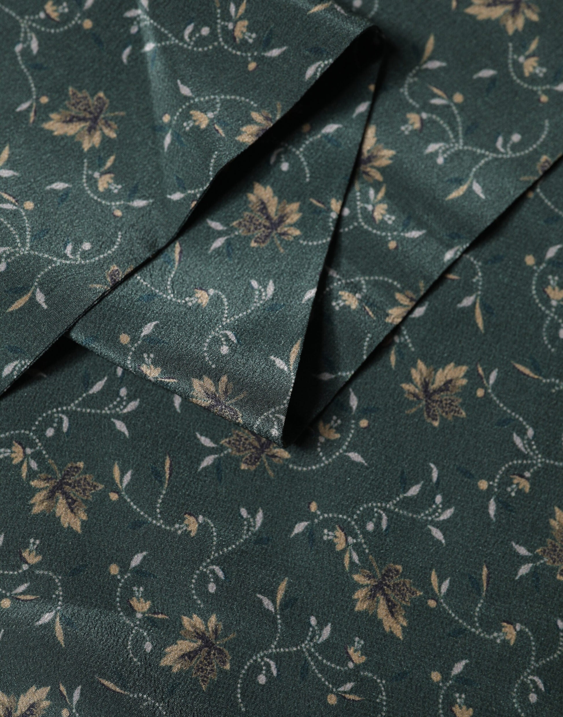 Dolce & Gabbana Green Silk Floral Pattern Fringed 135cm X 16cm Scarf
