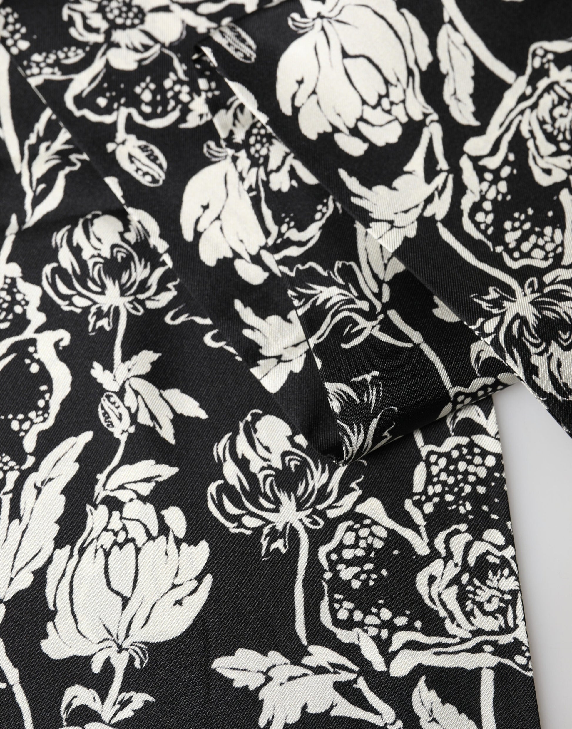 Dolce & Gabbana Black White Silk Floral Print Fringe 136cm X 15.5cm Scarf