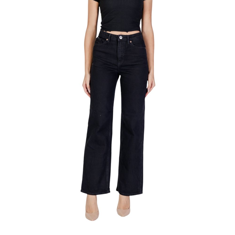 Black cotton Vero Moda mom jeans with high waist and relaxed fit, shown on a model in a casual setting.