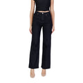 Black cotton Vero Moda mom jeans with high waist and relaxed fit, shown on a model in a casual setting.