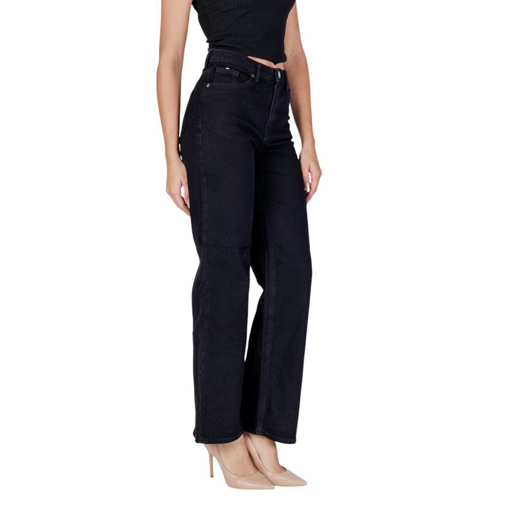 Vero Moda black cotton mom jeans displayed on a hanger with front pockets and a high-waisted fit.