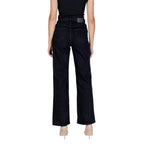 Black cotton Vero Moda mom jeans with high waist and relaxed fit, displayed on a hanger.