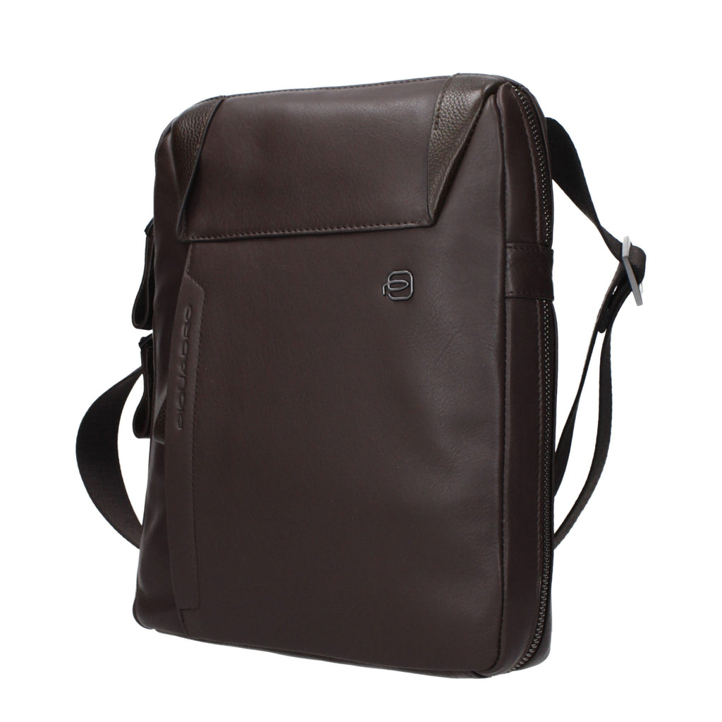 Piquadro brown leather crossbody bag with adjustable strap and sleek design, ideal for everyday use and travel.
