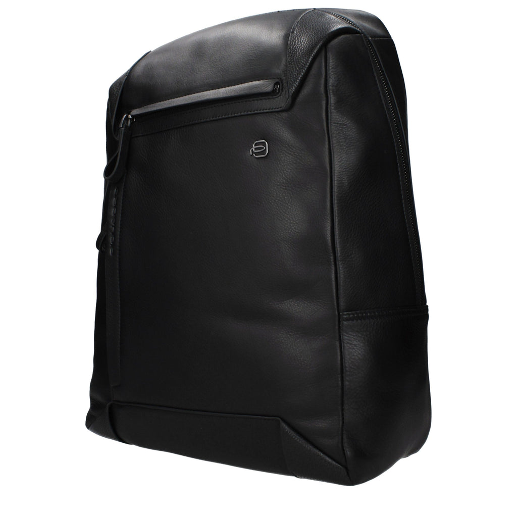 Piquadro black leather backpack with adjustable shoulder straps and multiple compartments for stylish everyday use.