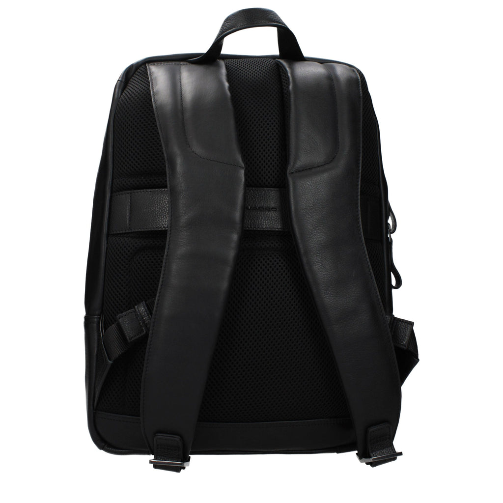 Piquadro black leather backpack with multiple compartments and adjustable straps, designed for stylish everyday use.