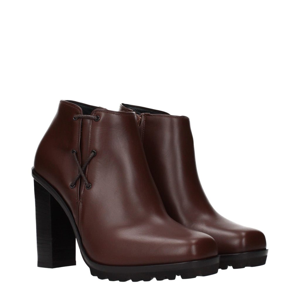 Max Mara brown leather ankle boots with sleek design and low heel, perfect for stylish casual or office wear.