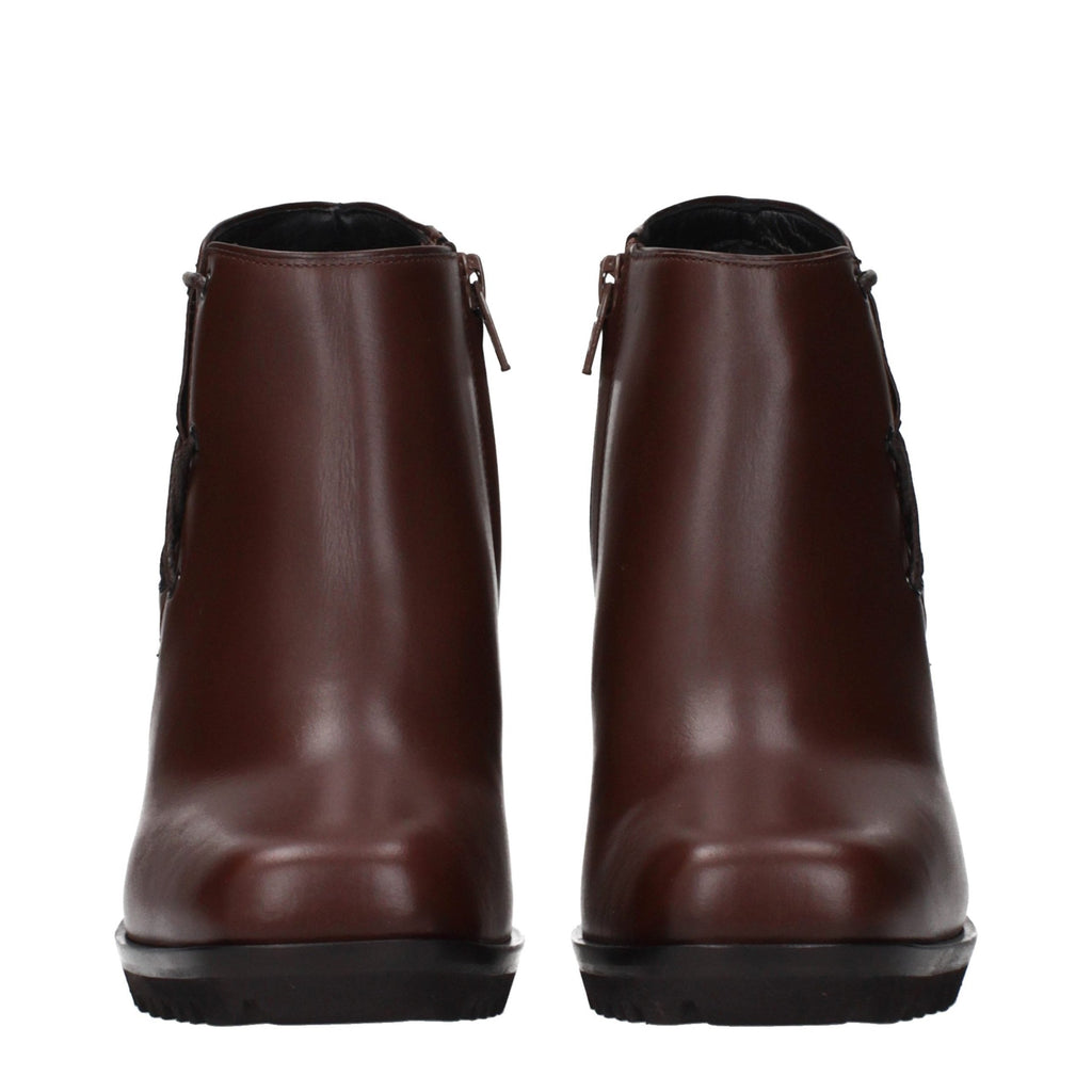 Max Mara brown leather ankle boots with sleek design and pointed toes, stylish footwear for everyday wear.
