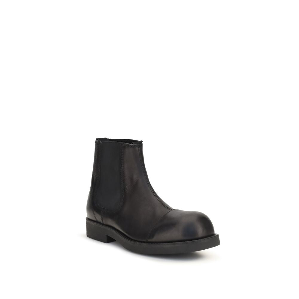 Black calf leather MM6 Bos Taurus Chelsea boots with elastic side panels and sleek design.
