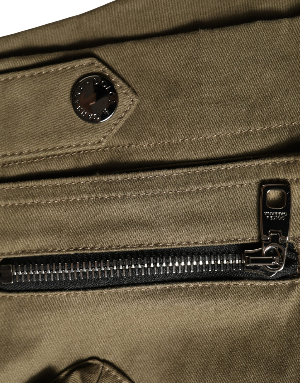 Dolce & Gabbana green cotton mid-rise cargo hot pants shorts with multiple pockets and a relaxed fit.