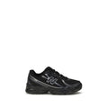 Black New Balance athletic sneakers made of polyamide, featuring a sleek design suitable for sports and casual wear.