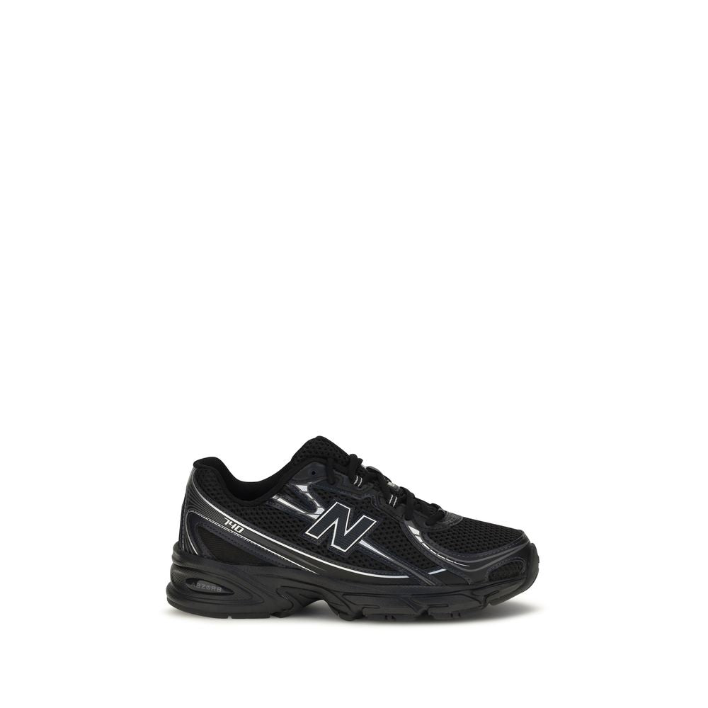 Black New Balance athletic sneakers made of polyamide, featuring a sleek design suitable for sports and casual wear.