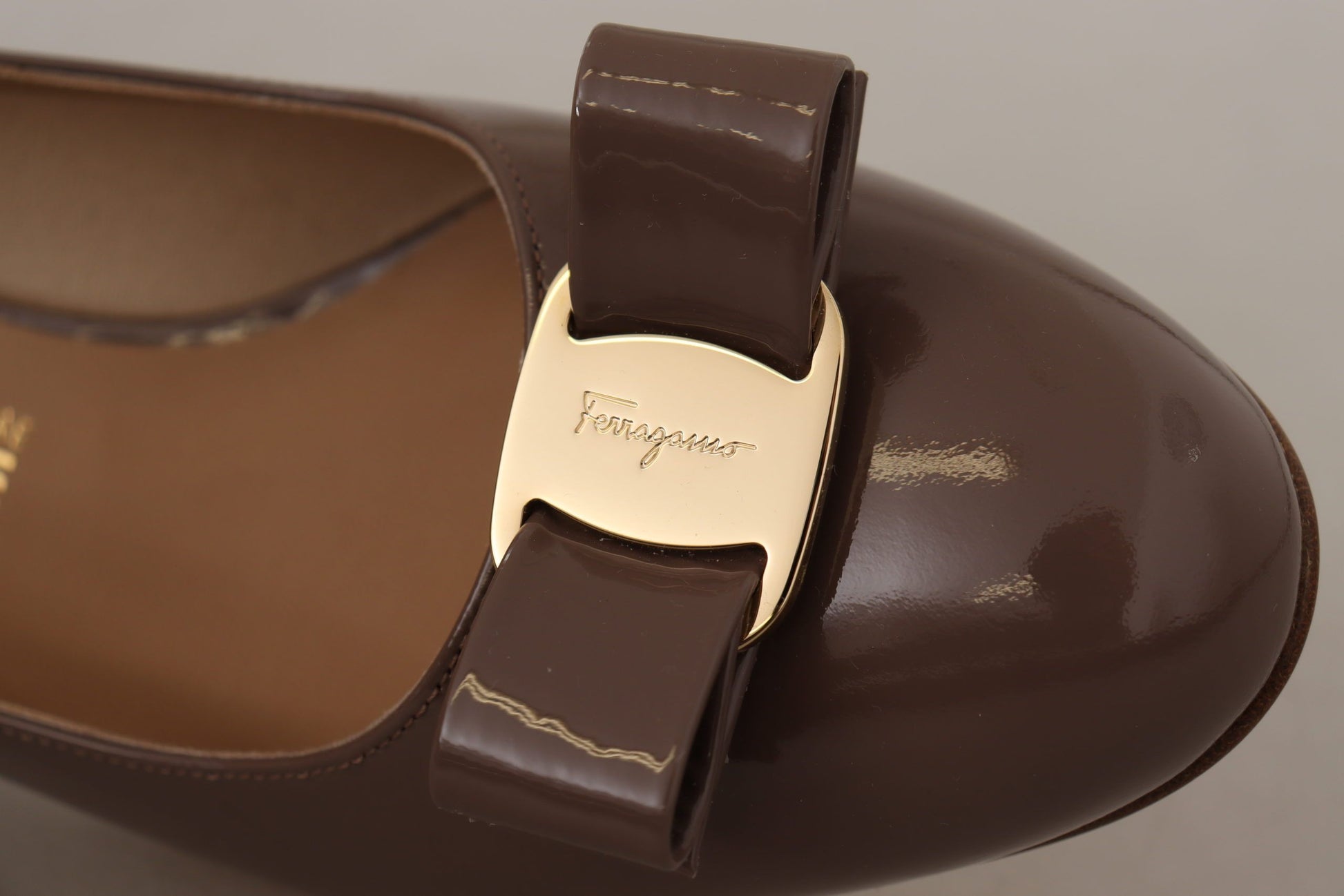 Salvatore Ferragamo Elegant Caraway Brown Pumps with Vara Bow Salvatore Ferragamo