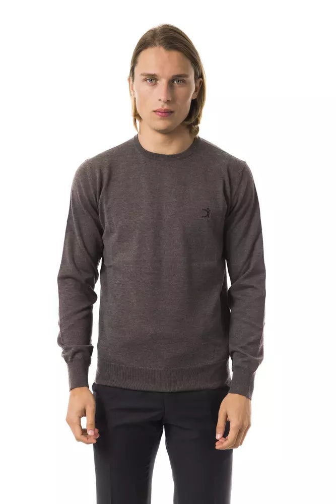 Gray Uominitaliani men's merino wool sweater, close-up of textured knit fabric and ribbed collar.