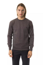 Gray Uominitaliani men's merino wool sweater, close-up of textured knit fabric and ribbed collar.