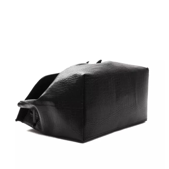 Black leather women’s shoulder bag by Pompei Donatella with sleek design and adjustable strap, showcasing craftsmanship and style.