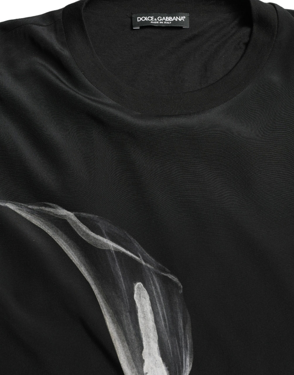 Dolce & Gabbana black floral print crewneck sweater featuring a stylish knit design and floral pattern.