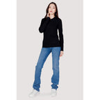 Black Guess cotton sweatshirt with crew neck and long sleeves, casual style, shown on a plain background