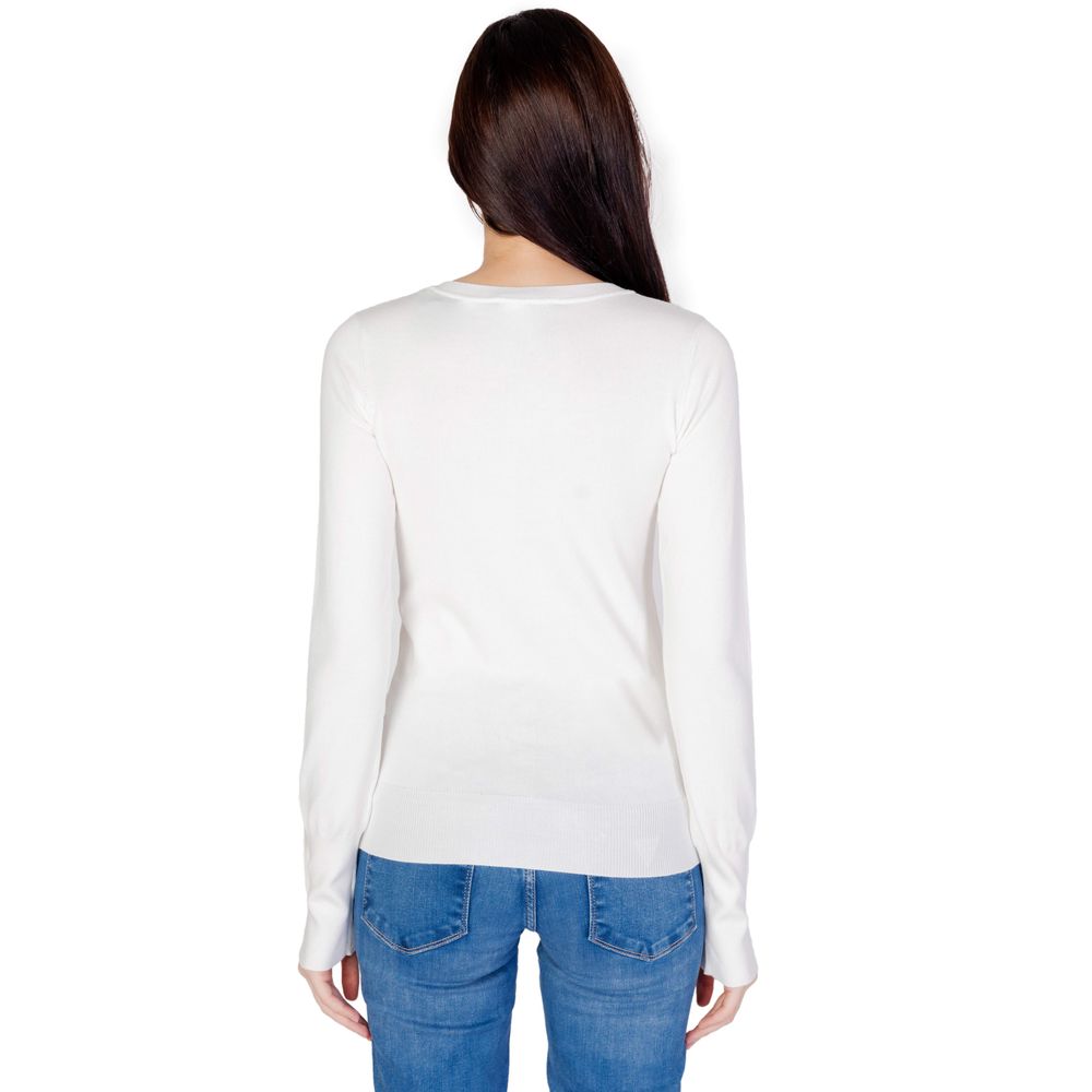 Guess white cotton sweatshirt with long sleeves and crew neck, casual and comfortable for everyday wear.