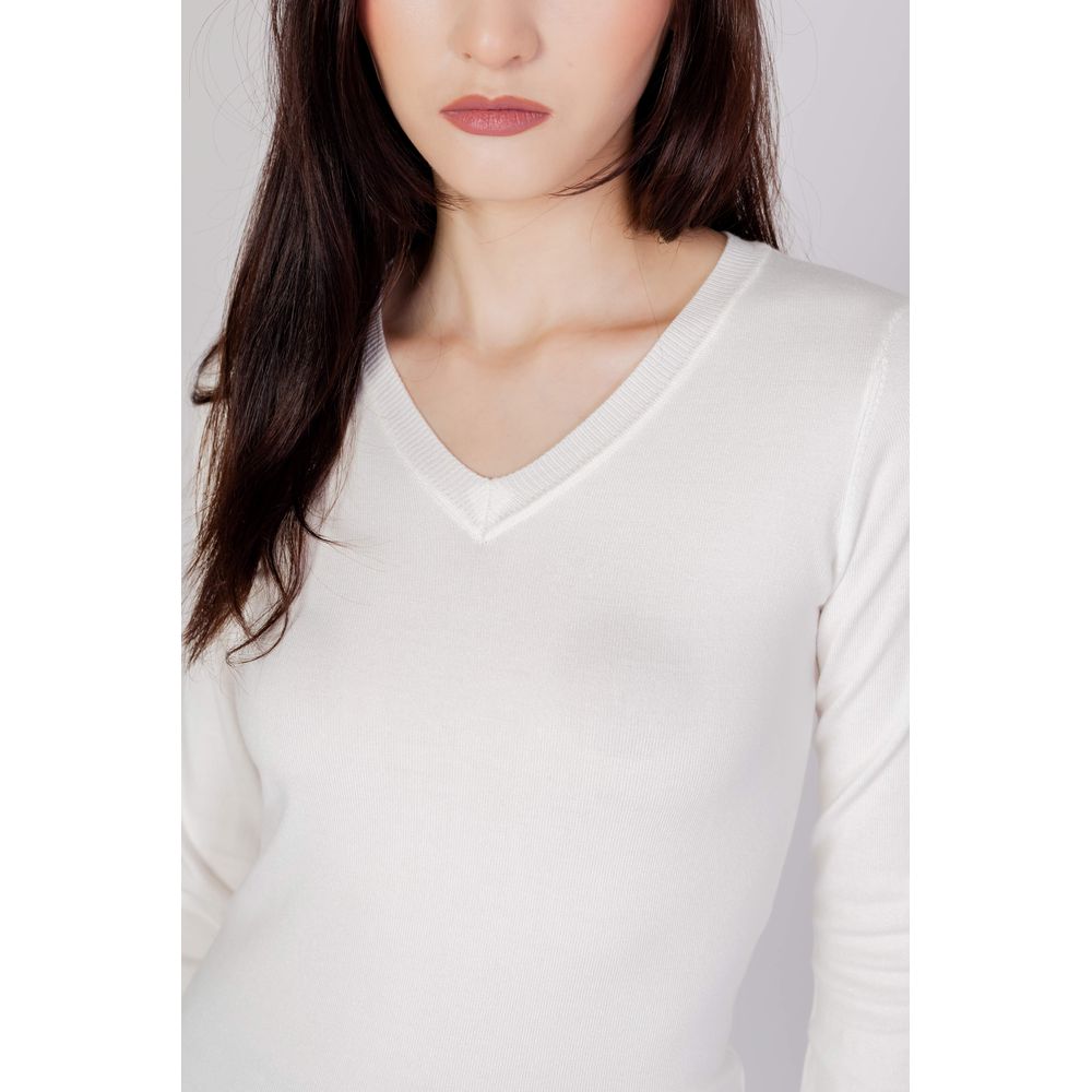 Guess white cotton sweatshirt with long sleeves and crew neck, casual style, laid flat for display.