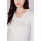 Guess white cotton sweatshirt with long sleeves and crew neck, casual style, laid flat for display.