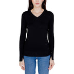 Black Guess cotton sweatshirt with crew neck and long sleeves, casual style, shown on a hanger.