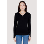 Guess black cotton sweatshirt with long sleeves and crew neckline, featuring subtle branding detail.