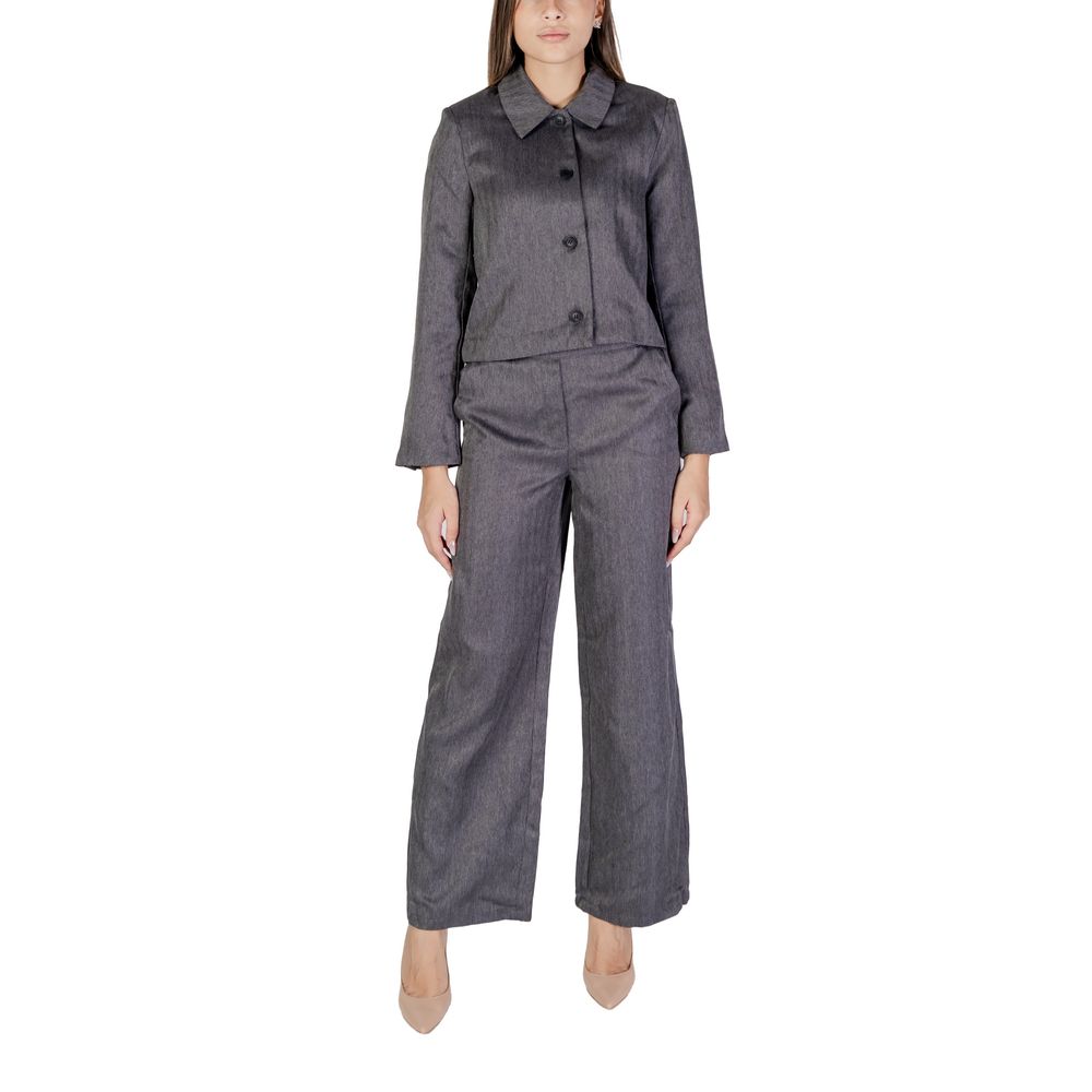 Jacqueline De Yong gray polyester blazer with tailored fit and lapel collar, styled on a hanger.
