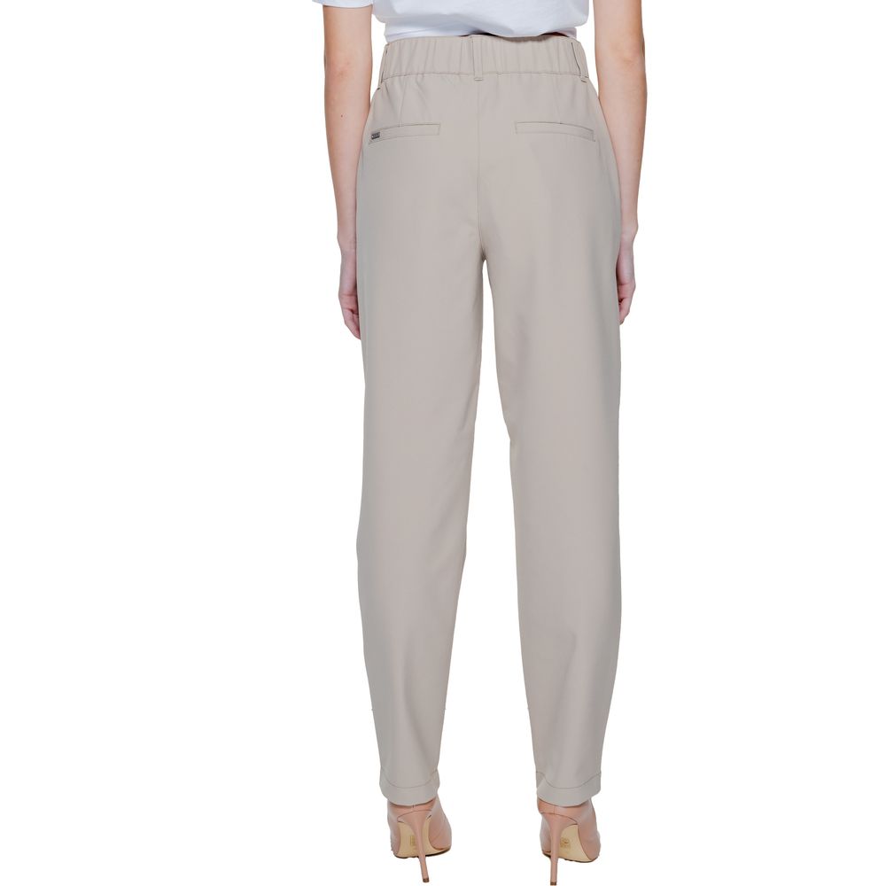 Beige Street One polyamide cropped pants with a tailored fit, shown on a model against a neutral background.