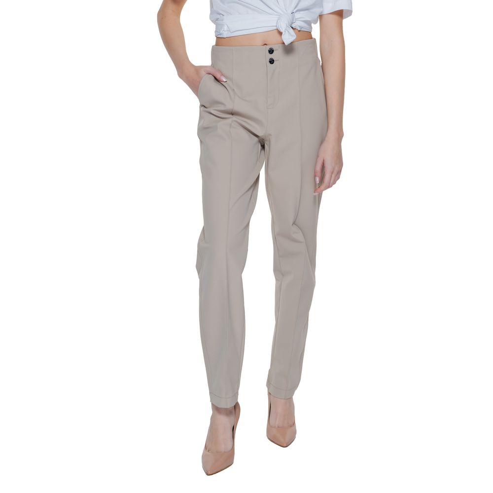 Beige Street One cropped pants made of polyamide, shown on a model with a relaxed fit and casual style.