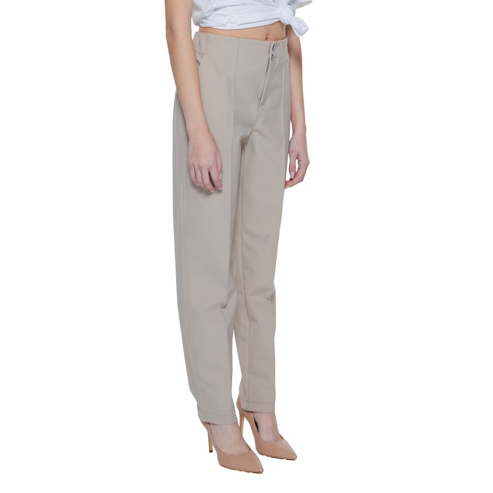 Beige Street One cropped pants made of polyamide, with a relaxed fit and ankle-length design, shown on a model.