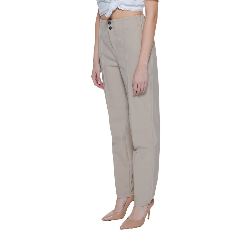 Beige Street One polyamide cropped pants with a relaxed fit, featuring a high waist and casual style.