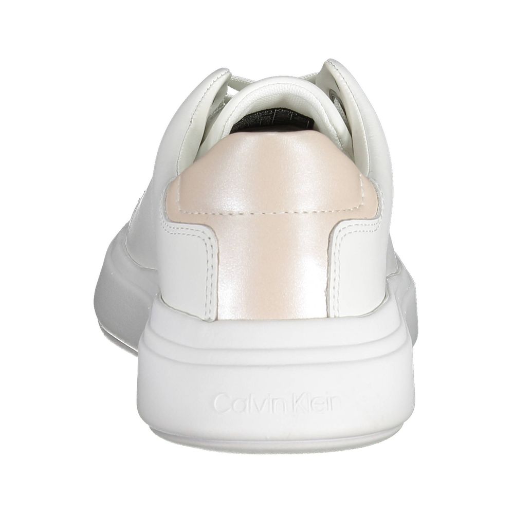 Calvin Klein Bianco Pelle Donna sneaker with white leather upper and sleek design, showcasing casual comfort and stylish footwear.