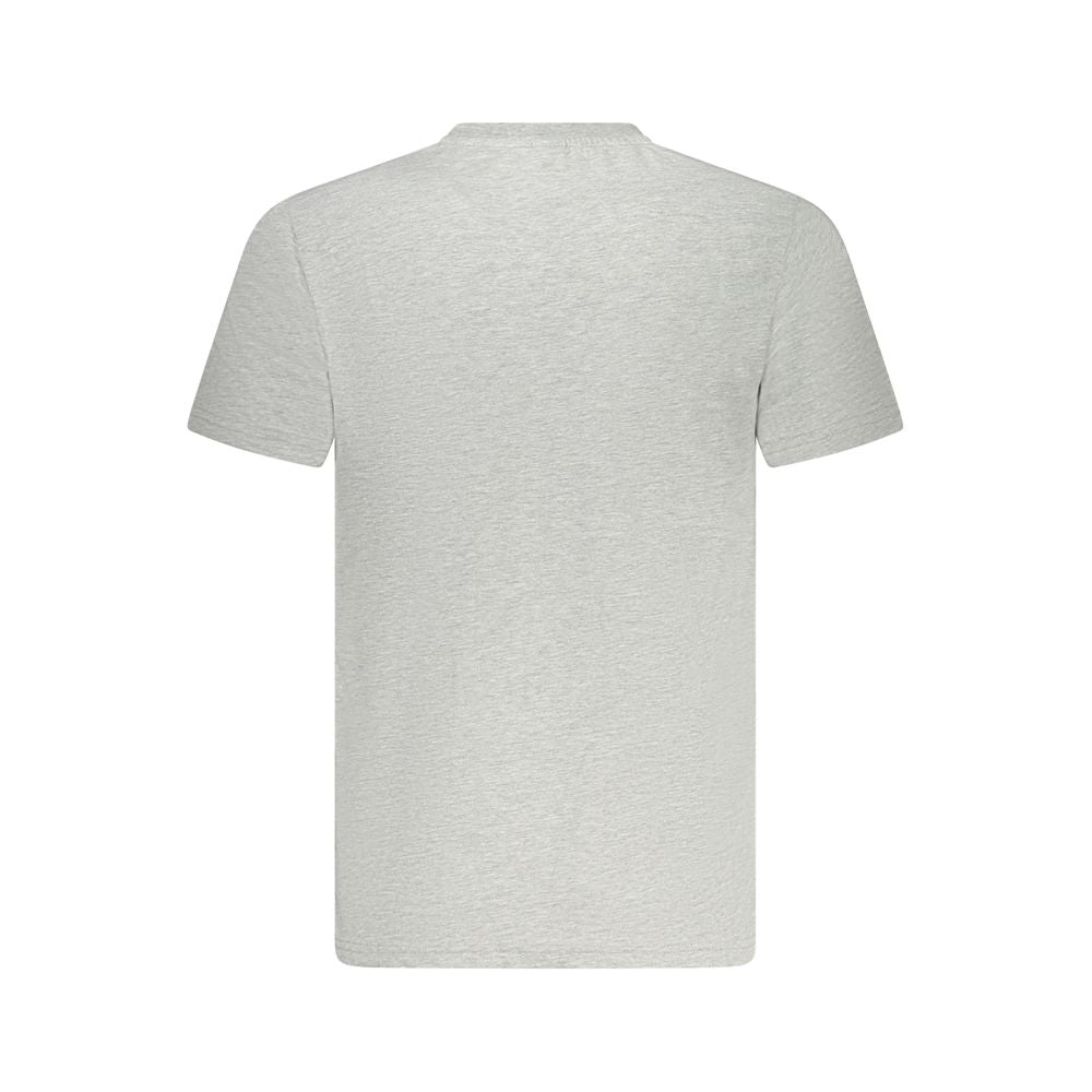 North Sails brown cotton men’s T-shirt displayed on a model, casual fit, classic crew neck, soft fabric, suitable for everyday wear.