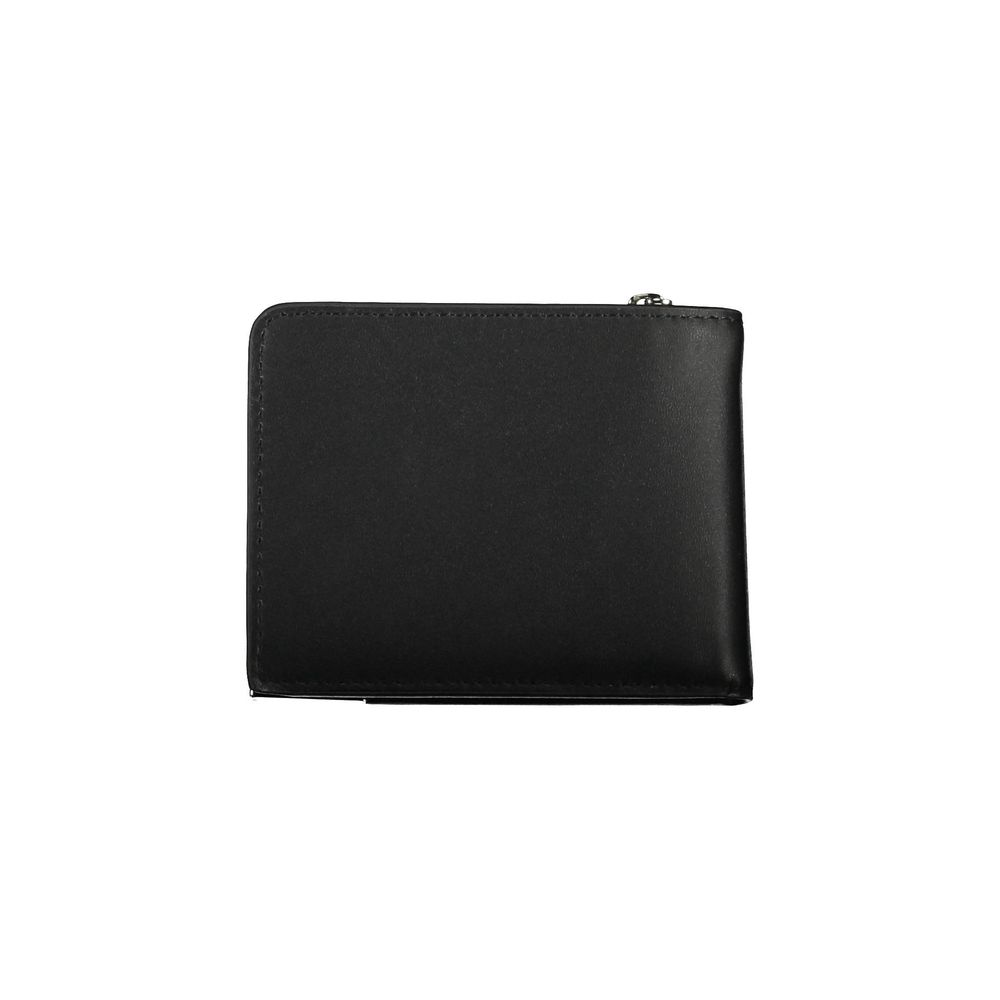 Calvin Klein Nero Poliuretano men's wallet with sleek black design and multiple card slots, made from durable polyurethane material.