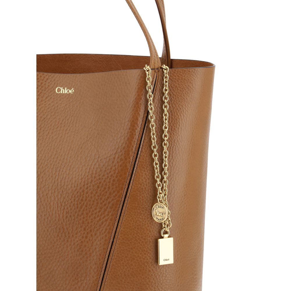 Chloé brown calf leather Bos Taurus shoulder bag with gold-tone hardware and adjustable strap, showcasing a stylish and elegant design.