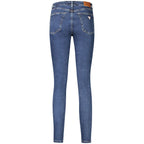 Guess Jeans Blu cotton women's skinny jeans with classic five-pocket design and slim fit, worn by a model in a casual setting.