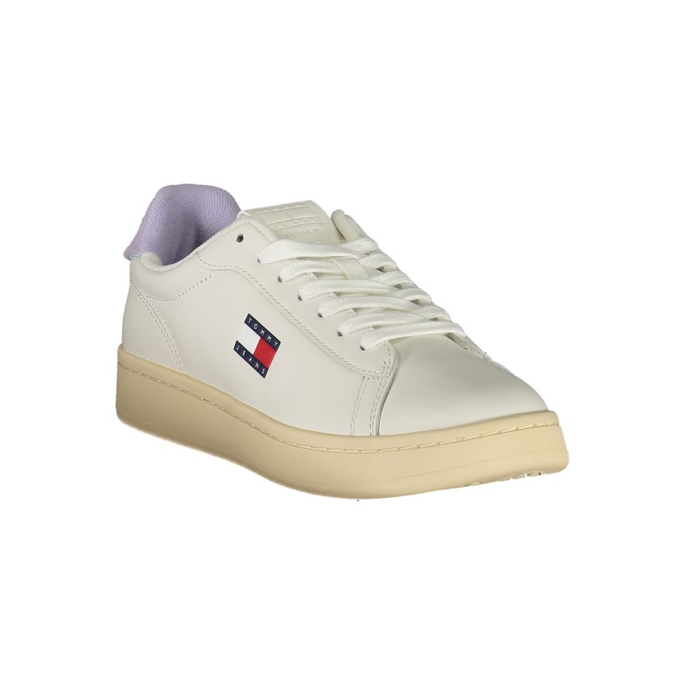 White Tommy Hilfiger women’s sneaker with polyurethane upper and classic design, perfect for casual and sporty outfits.