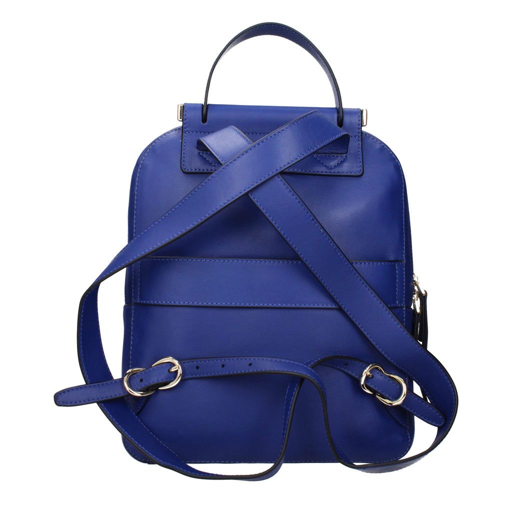Piquadro blue leather backpack with adjustable straps and multiple compartments, showcasing sleek design and premium craftsmanship.