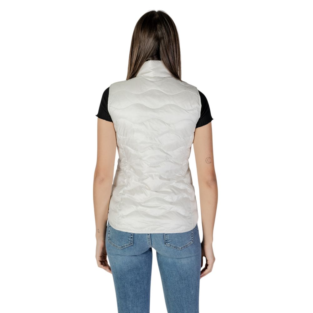Blauer white polyamide sleeveless jacket with front zipper and side pockets, lightweight and casual for outdoor wear.