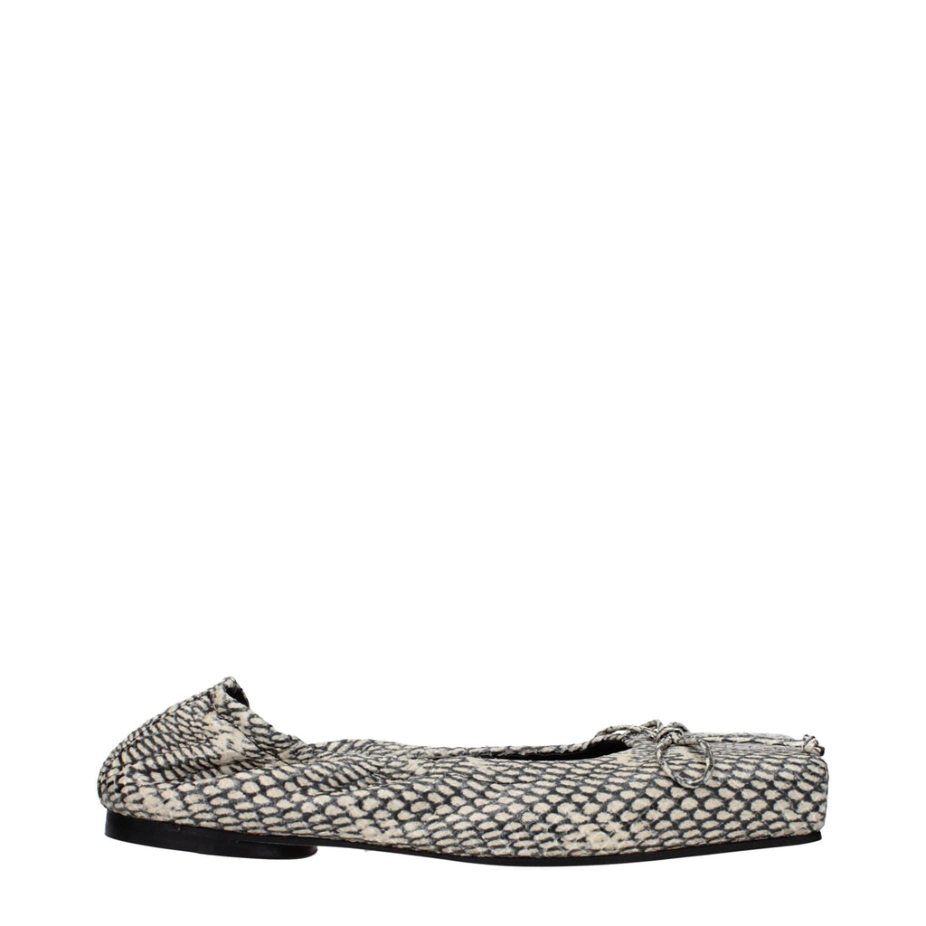 Jacquemus beige leather ballet flats with rounded toes and minimal design, perfect for casual or dressy occasions.