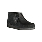 Clarks Nero men's leather sneaker with sleek black design and lace-up closure, showcasing stylish casual footwear.