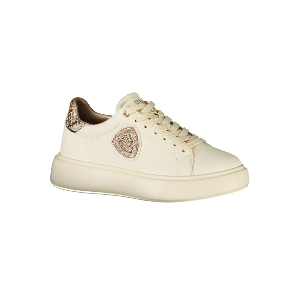 Blauer beige polyurethane women's sneaker with white sole, stylish casual footwear, close-up of the sneaker's side view.