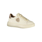 Blauer beige polyurethane women's sneaker with white sole, stylish casual footwear, close-up of the sneaker's side view.