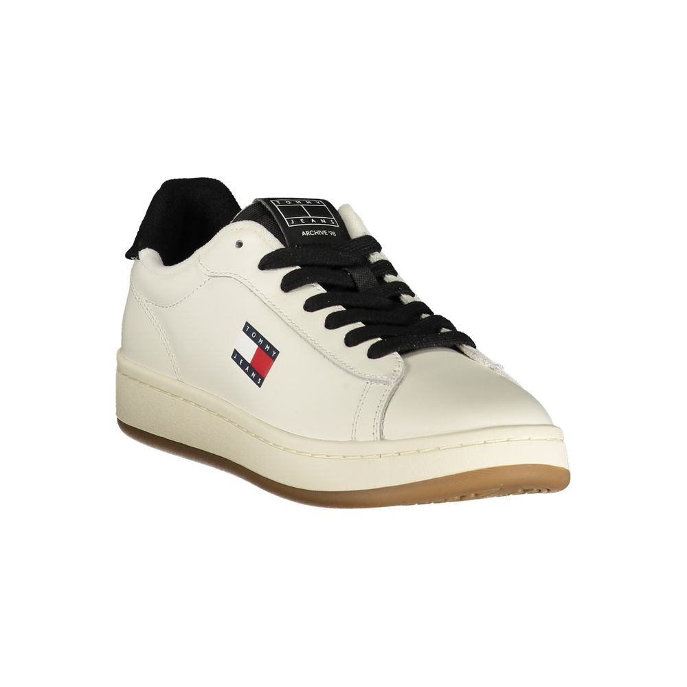 Tommy Hilfiger Bianco Poliuretano Donna sneaker featuring a sleek white design and casual comfort.