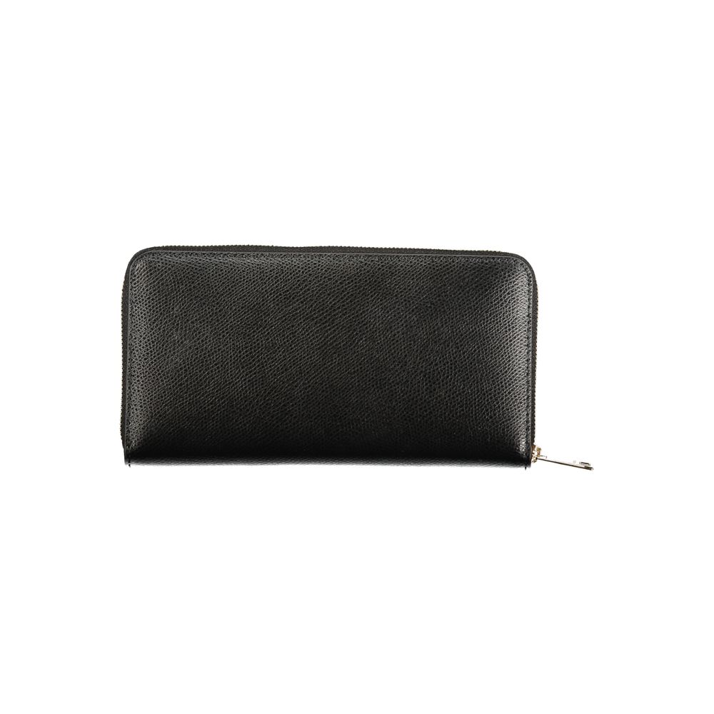 Furla Nero leather women’s wallet with multiple card slots and a sleek design, featuring a zipper closure and compact style.