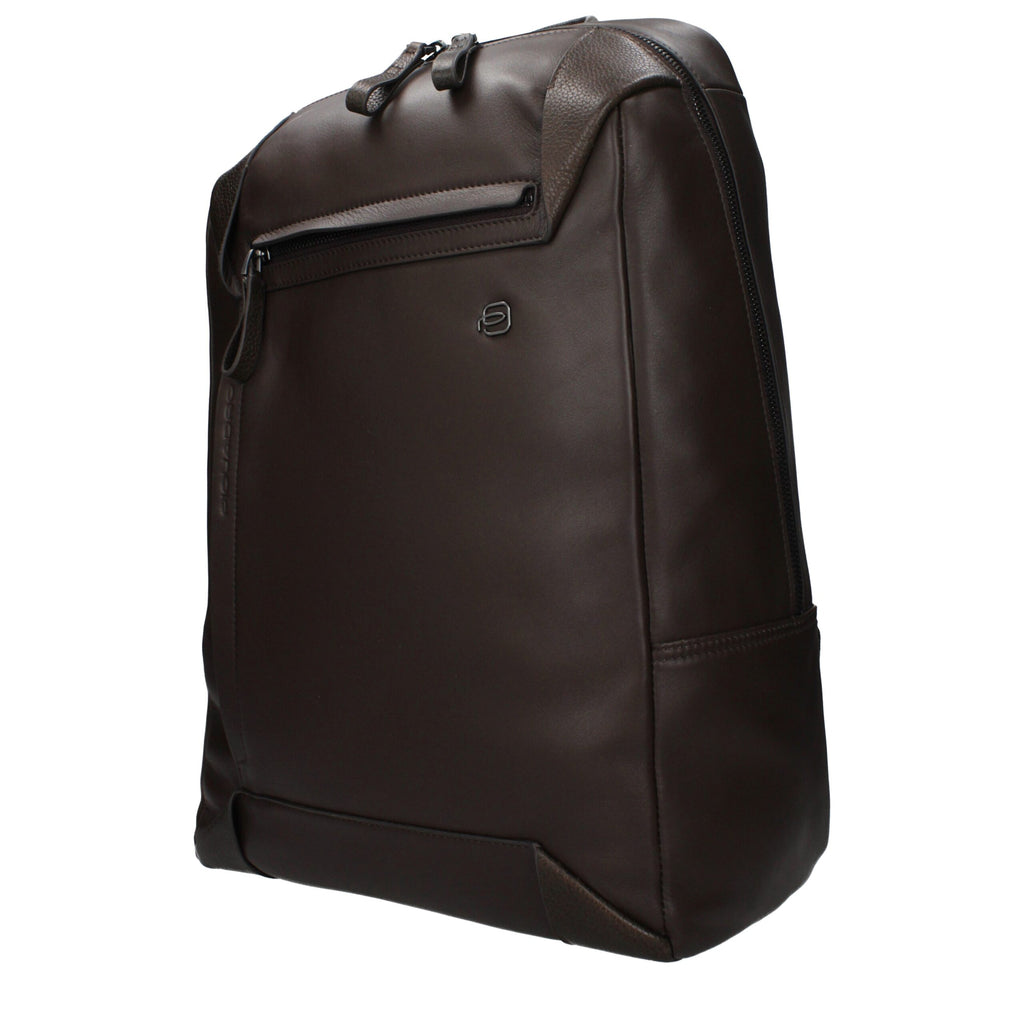 Piquadro brown leather backpack with adjustable straps and multiple compartments, stylish and durable for everyday use.