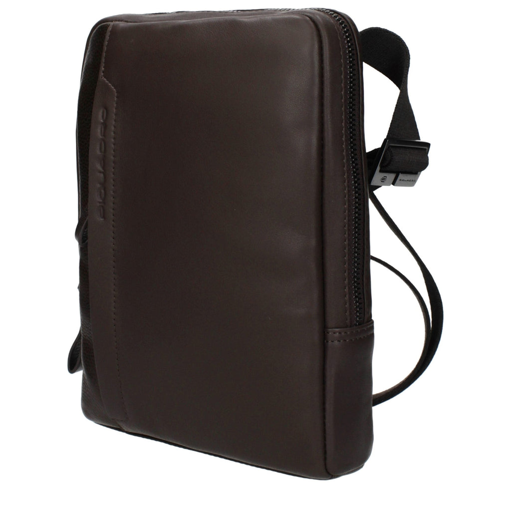 Piquadro brown leather crossbody bag with adjustable strap and sleek design, ideal for everyday carrying.